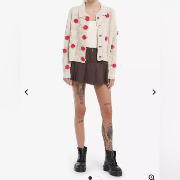 Chic Cream Cardigan with Pink Floral Details - Picture 10 of 10